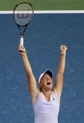 Melaine Oudin celebrate after defeating Maria Sharapova at 2009 US Open