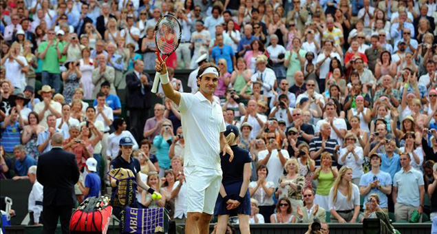 Roger Federer celebrates his wining his third round match