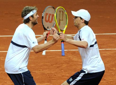 Mardy Fish and Mike Bryan defeated Roger Federer and Stanislas Wawrinka in the doubles tie