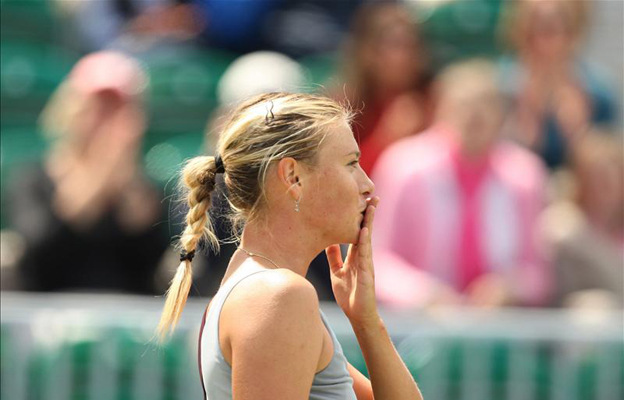 Maria Sharapova at Aegon Championships 2010 - Blowing Kiss